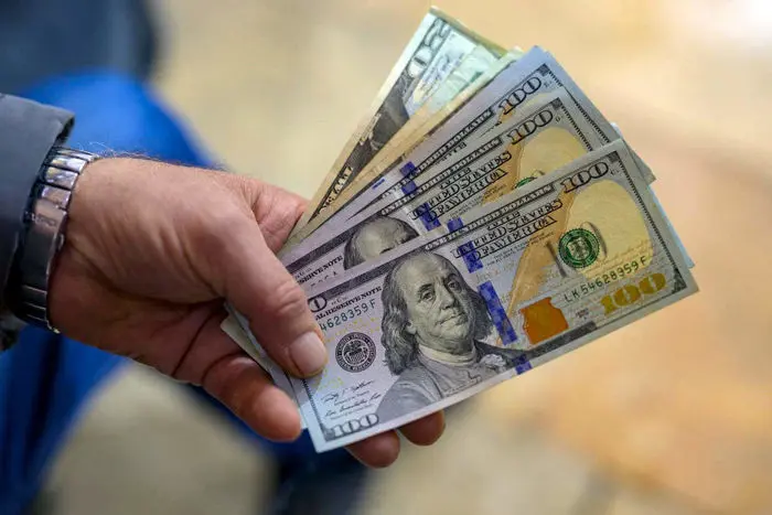 کاهش قیمت دلار در بازار آزاد؛ عقب‌نشینی نرخ در معاملات امروز + جدول