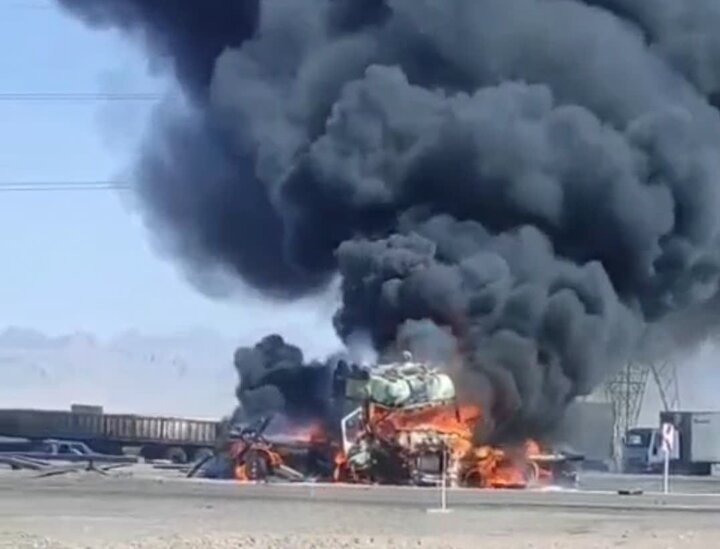 آتش‌سوزی مهیب پس از برخورد دو تریلی/ راننده پیش از حریق نجات یافت