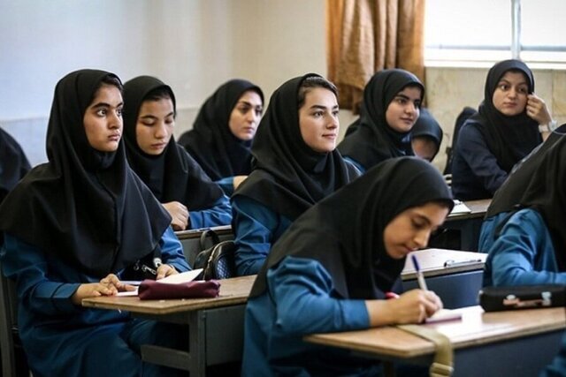 آموزش در ایران ۲۸ سال در انتهای جدول جهانی؛ «مدرسه چه‌چیزی جز رقابت و حسادت به بچه‌ها داد»/ قبل از شیوع کرونا هم رتبه ۱۲ در خاورمیانه داشتیم