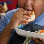 ارتباط غذا خوردن در بیرون از خانه با خطر چاقی