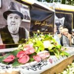 آخرین صحنه «عمو اکبر»؛ مردم برای مردی که سال‌ها خنداند، ایستادند و تشویق کردند