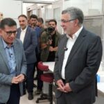 ادای احترام نظامی دو جانباز ناوشکن دنا به تیم سلامت ادای احترام نظامی دو جانباز ناوشکن دنا به تیم سلامت