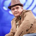 ببینید | اکبر عبدی: با اینکه خانواده شهید هستم، از جنگ می‌ترسم؛ «وقتی یک نفر از بین می‌رود، صدها نفر با او از بین می‌روند»