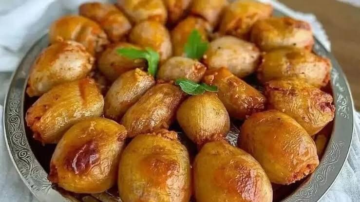 دلمه پیاز مجلسی؛ این دستور پخت طعمش از همه دلمهها خاصتر است دلمه پیاز مجلسی؛ این دستور پخت طعمش از همه دلمهها خاصتر است