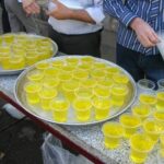 سفرهای از چلوکباب و قورمهسبزی تا خاکشیر و شربت زعفران؛ چگونه ایستگاههای صلواتی و موکبهای پذیرایی نیازهای غذایی و عطش عزاداران را برطرف میکنند؟ سفرهای از چلوکباب و قورمهسبزی تا خاکشیر و شربت زعفران؛ چگونه ایستگاههای صلواتی و موکبهای پذیرایی نیازهای غذایی و عطش عزاداران را برطرف میکنند؟