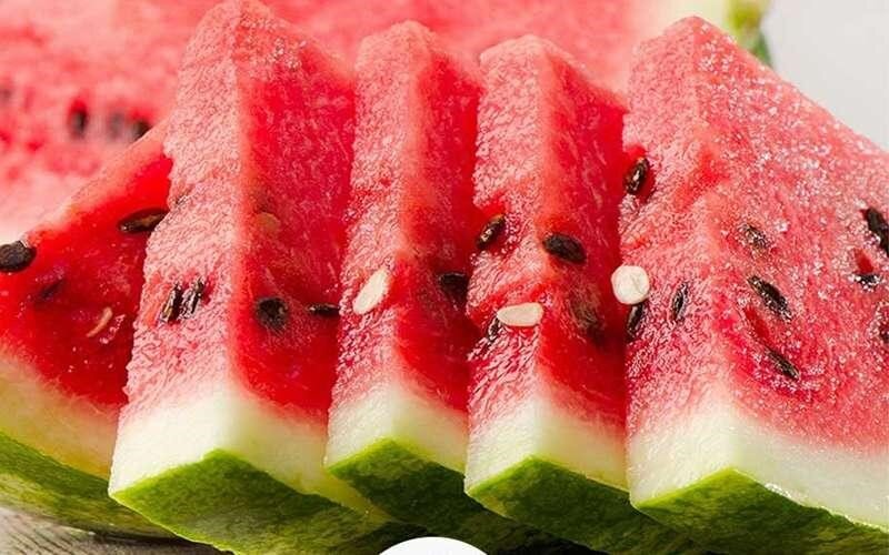 فقط این میوه میتواند شما را از گرمای پرفشار تابستان نجات دهد + ۶ روش جالب برای خوردن آن فقط این میوه میتواند شما را از گرمای پرفشار تابستان نجات دهد + ۶ روش جالب برای خوردن آن