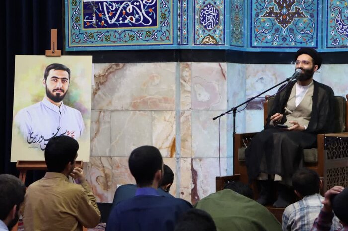 نسل زد از هیئت دور نشده، منتظر یک زبان تازه است نسل زد از هیئت دور نشده فقط منتظر یک زبان تازه است