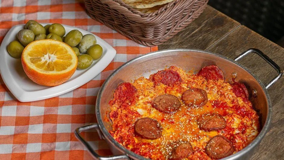 آقایانی که بلد نیستند یک سوسیس و تخم مرغ ساده بزنند، بخوانند