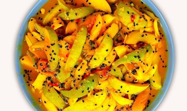 ترشی انبه جنوبی؛ بمب طعم و چاشنی همیشگی سفره‌های خاص