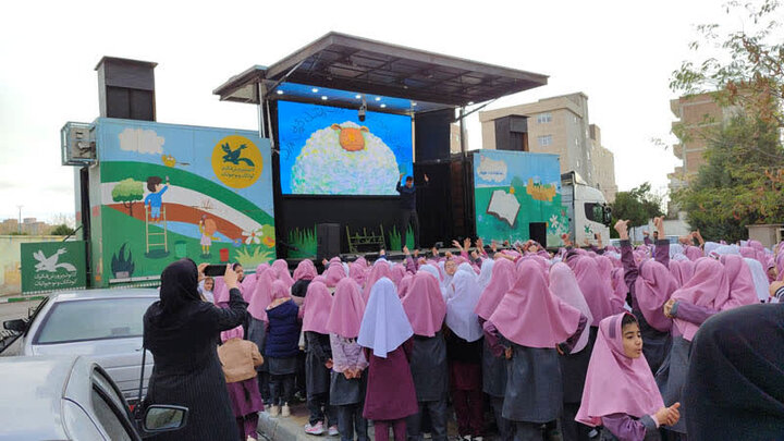 تماشاخانه سیار کانون مهمان ۴۰ منطقه روستایی و کم برخوردار استان اردبیل
