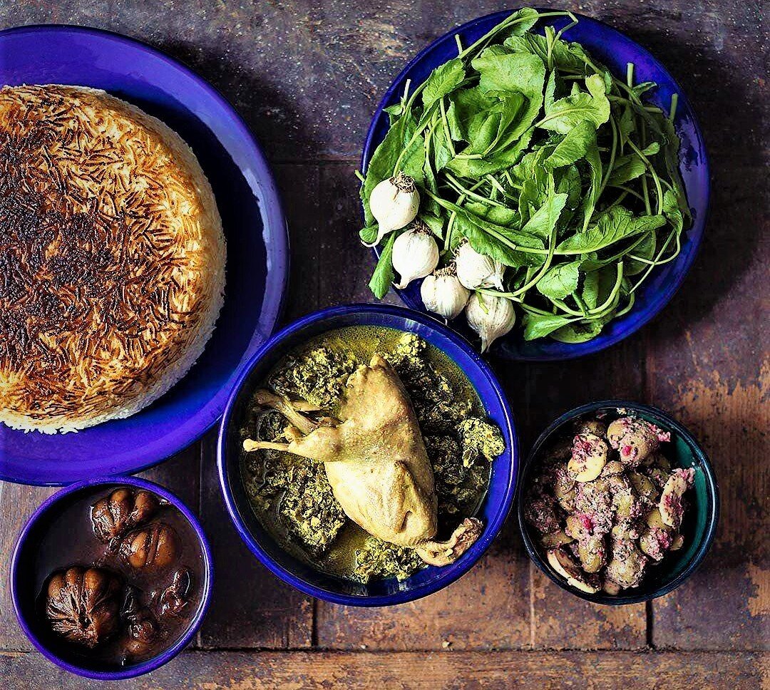 سیر قلیه گیلانی؛ خورش ترش و ملس شمالی با برگ سیر و تخم‌مرغ | راز خوشمزه شدن سیر قلیه گیلانی