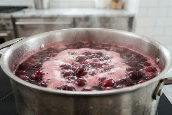 طرز تهیه شربت آلبالو با هسته؛ آموزش تصویری | چرا رنگ شربت آلبالو تیره شده؟ + راه جلوگیری از شکرک زدن طرز تهیه شربت آلبالو با هسته تصویری | چرا رنگ شربت آلبالو تیره شده؟ + راه جلوگیری از شکرک زدن