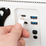 علامت D کنار پورت USB چه کاربردی دارد؟