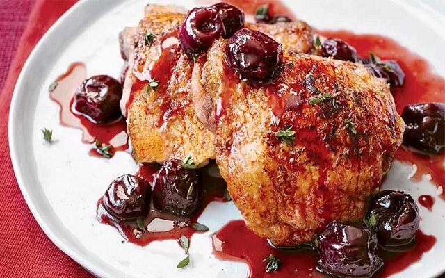 مرغ با سس آلبالو؛ یک غذای وسوسه‌انگیز برای سفره ایرانی