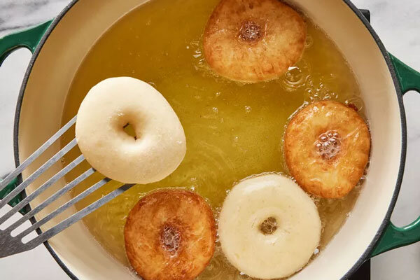 چگونه دونات خانگی درست کنیم ؟ ؛ طرز تهیه دونات خانگی نرم و پف‌دار با روکش شکلاتی