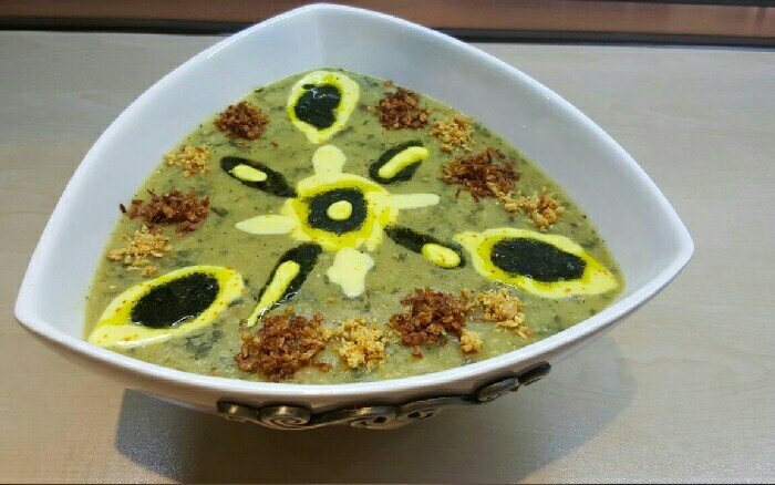 آش دوغ قزوین؛ دوغ را زمانی اضافه کنید که آش از داغی بیفتد