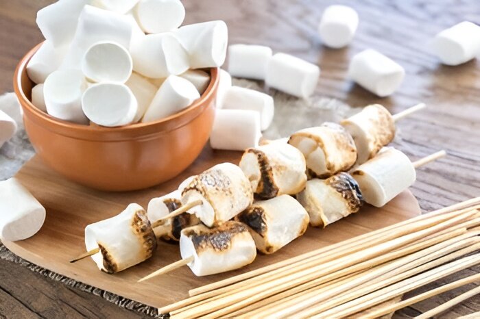 آیا مارشمالو را کباب میکنند؟ ؛ روش کباب کردن مارشمالو روی آتش، اجاق گاز و فر آیا مارشمالو را کباب میکنند؟ ؛ روش کباب کردن مارشمالو روی آتش، اجاق گاز و فر