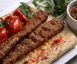 آیا میدانستید با دل مرغ هم میشود کباب کوبیده درست کرد؟ آیا میدانستید با دل مرغ هم میشود کباب کوبیده درست کرد؟