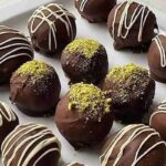 این شیرینی فقط بیسکویت ساقه طلایی، شیر، موز و پودر کاکائو میخواهد این شیرینی فقط بیسکویت ساقه طلایی، شیر، موز و پودر کاکائو میخواهد