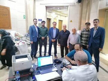 تجلیل از دکتر مصطفی مقدم، قهرمان مستند «خون طلایی آمنه»، در میدان فلسطین