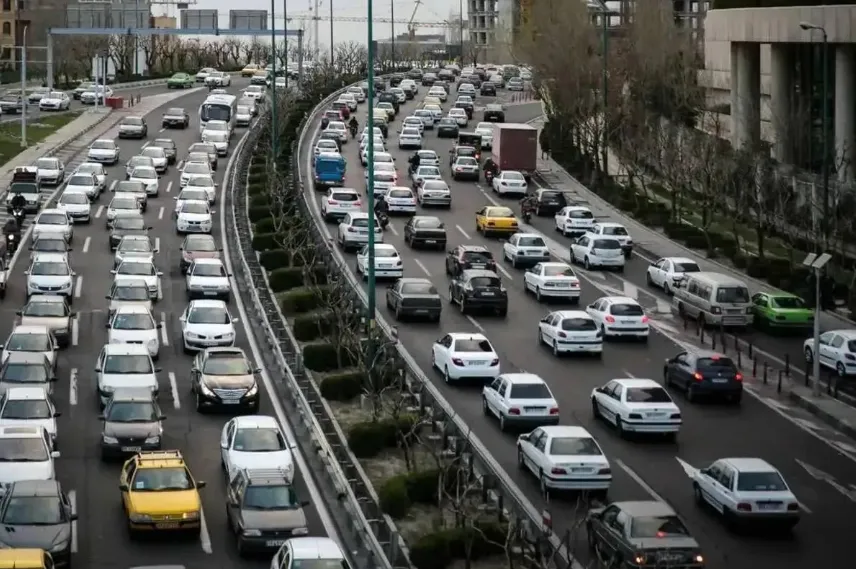 تهران در ترافیک صبحگاهی / ۲ محور منتهی به پایتخت نیمه‌سنگین شد