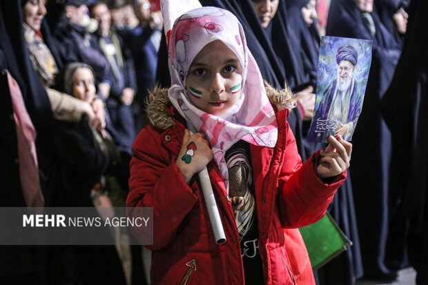 دستهایکوچک و پرچمهایبزرگ؛کودکان چگونهشبهای ایران راتجربه میکنند دستهایکوچک و پرچمهایبزرگ؛کودکان چگونهشبهای ایران راتجربه میکنند