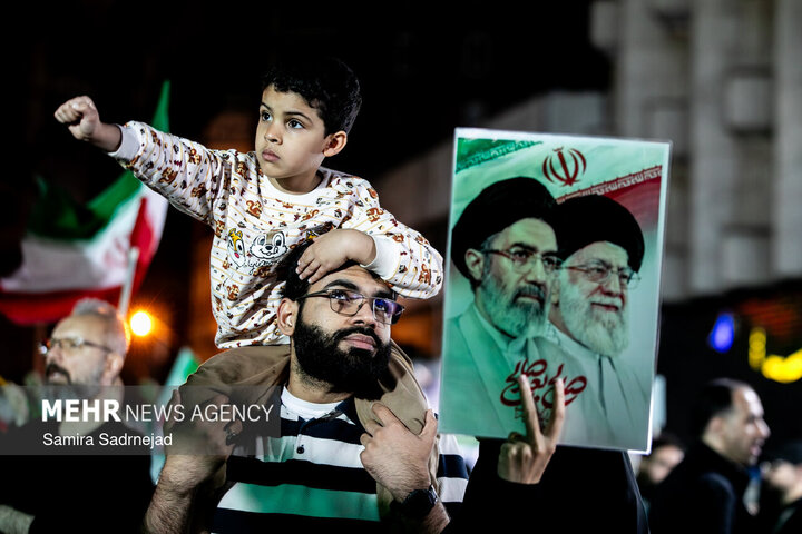 دستهایکوچک و پرچمهایبزرگ؛کودکان چگونهشبهای ایران راتجربه میکنند دستهایکوچک و پرچمهایبزرگ؛کودکان چگونهشبهای ایران راتجربه میکنند