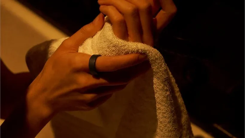 رونمایی از گجتهای نوین در IFA۲۰۲۶ برلین Evobeing r1 smartring on a finger