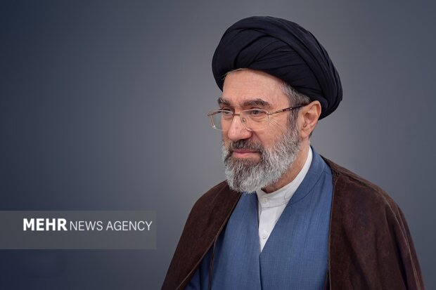 زندگی‌نامه آیت‌الله سید مجتبی خامنه‌ای؛ از جبهه تا اجتهاد و رهبری