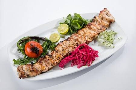 طرز تهیه جوجه کباب ماستی؛ راز جوجه‌های نرم و آبدار برای دورهمی‌های آخر هفته