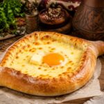 طرز تهیه خاچاپوری؛ راز غذای محبوب گرجیها با پنیر و تخممرغ در خانه طرز تهیه خاچاپوری؛ راز غذای محبوب گرجیها با پنیر و تخممرغ در خانه