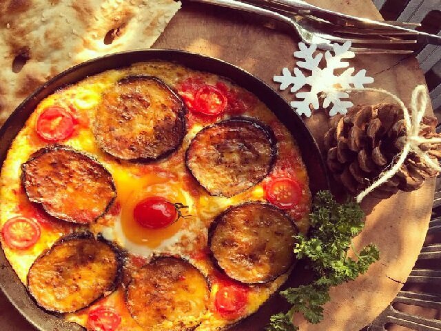 ورقه گیلانی؛ ساده‌ترین غذایی که می‌توان با بادمجان و گوجه پخت