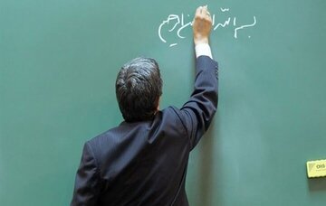 بعد از ۱۵ سال معلمی هنوز اجاره‌نشین هستم / خواستم برای بچه‌ام بستنی بخرم اندازه آن هم پول در کارتم نبود / کارگر با ۱۲ ساعت کار حقوقی کمتر از معلم دارد